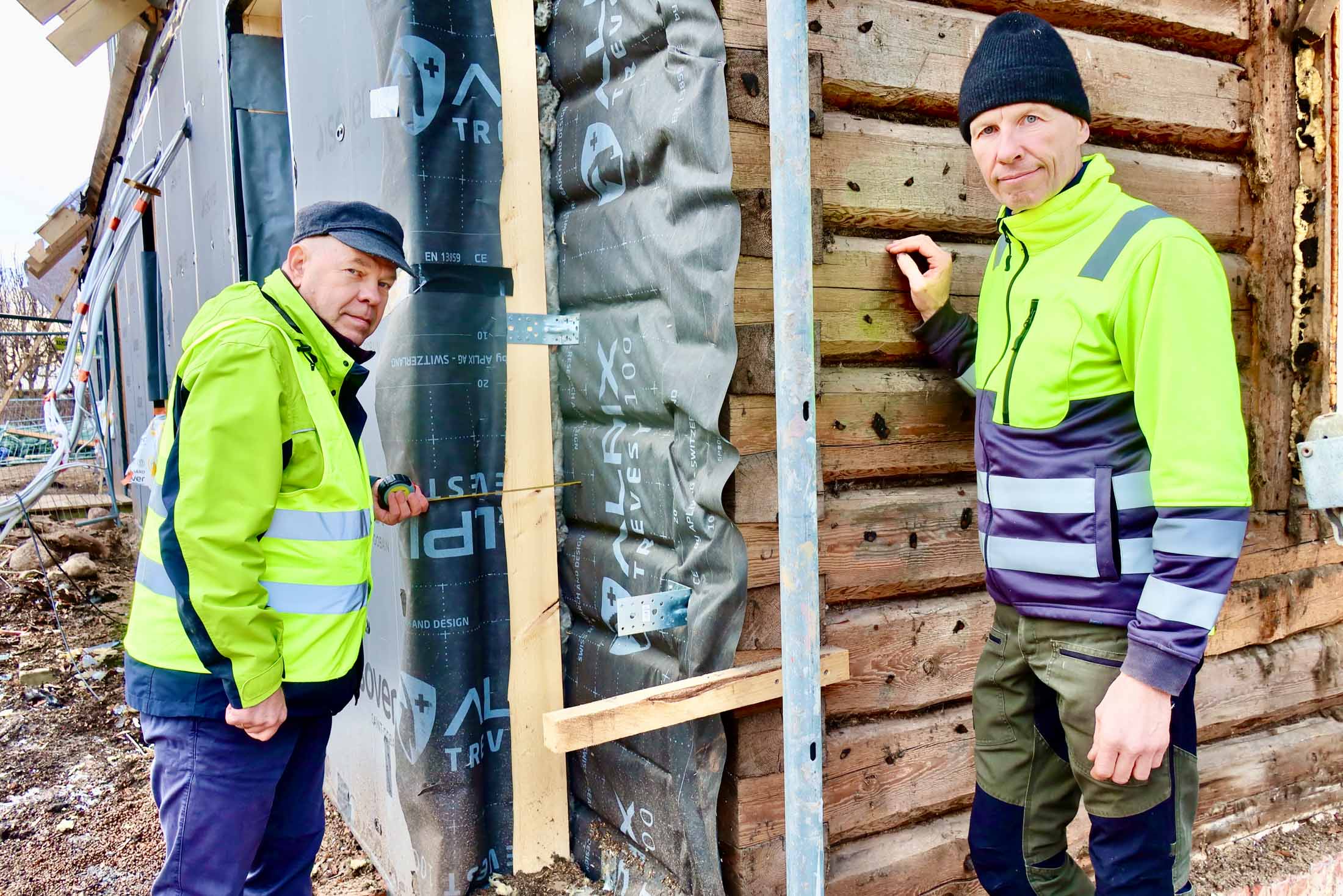 Tehniline konsultant Ain Konsap (vasakul) Tartu regiooni energiaagentuurist ja tehnikaülikooli professor Targo Kalamees uurivad, kuidas väga hästi projekteeritud renoveerimislahend valmis ehitatakse. Õhutõke likvideerib piirdetarindi läbipuhutavuse, soojustus vähendab soojuskadusid, tuuletõke väldib külma välisõhu tungimist soojustusse. Haanja maratonil käinud Targo Kalamees ütles, et Võrumaa mehed tegid väga hea suusaraja, Võrumaa naised pakkusid väga maitsvat suppi ja käsitööleiba. FOTO: Kalev Annom
